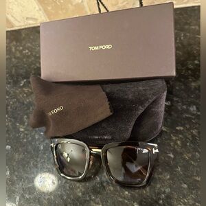SoldTom Ford Lara Havana Sunglasses TF 573 52F case,box,cleaning cloth included